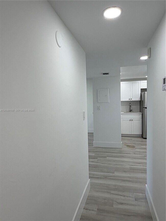 Building Photo - 2980 Point E Dr