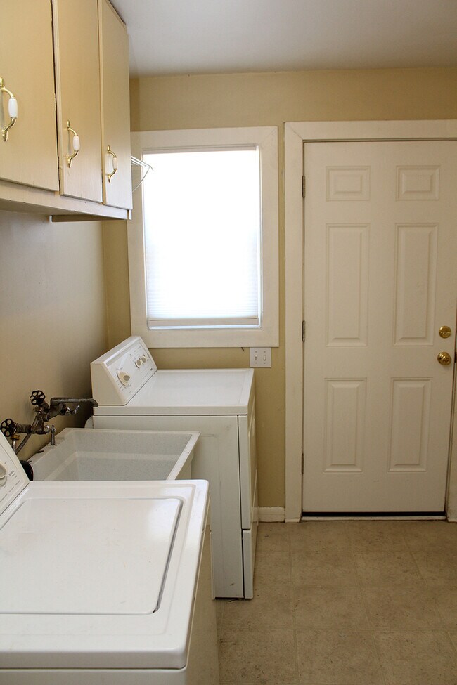 Building Photo - Super Cute 2 Bedroom Woodstock Bungalow wi...
