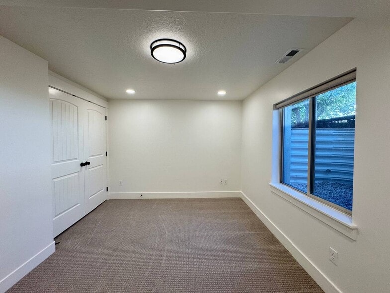 Building Photo - 698 S Lake View Dr