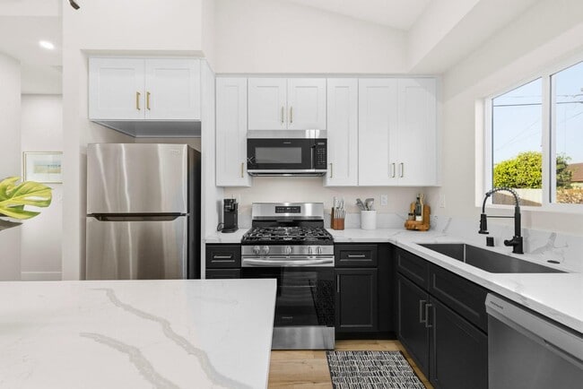 Building Photo - 436 Date Ave