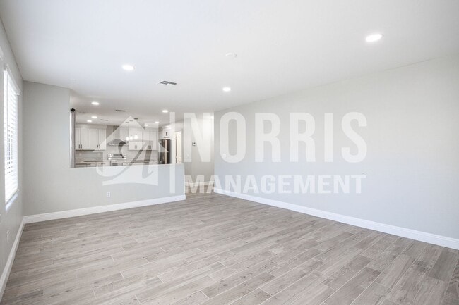 Building Photo - 1553 E Alba Dr