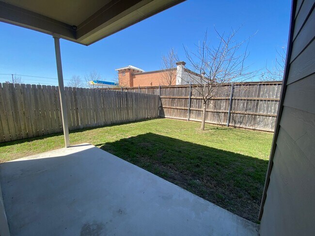 Building Photo - 3/2/2  Located between New Braunfels & Seguin / Fridge Included /  Fenced Backyard / CISD
