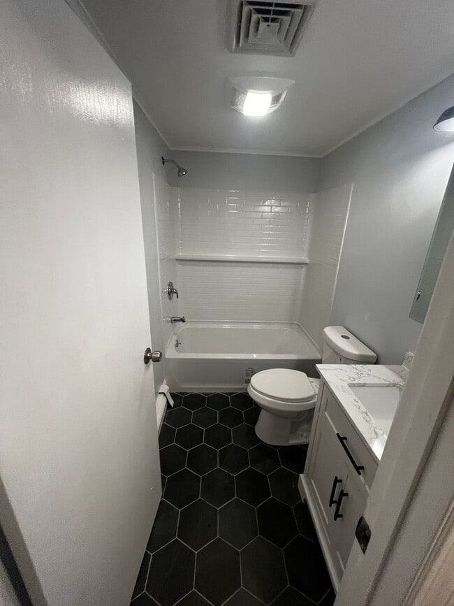 Building Photo - 4-Bedroom, 2-Bath Home with Modern Comforts in Tyngsboro, MA