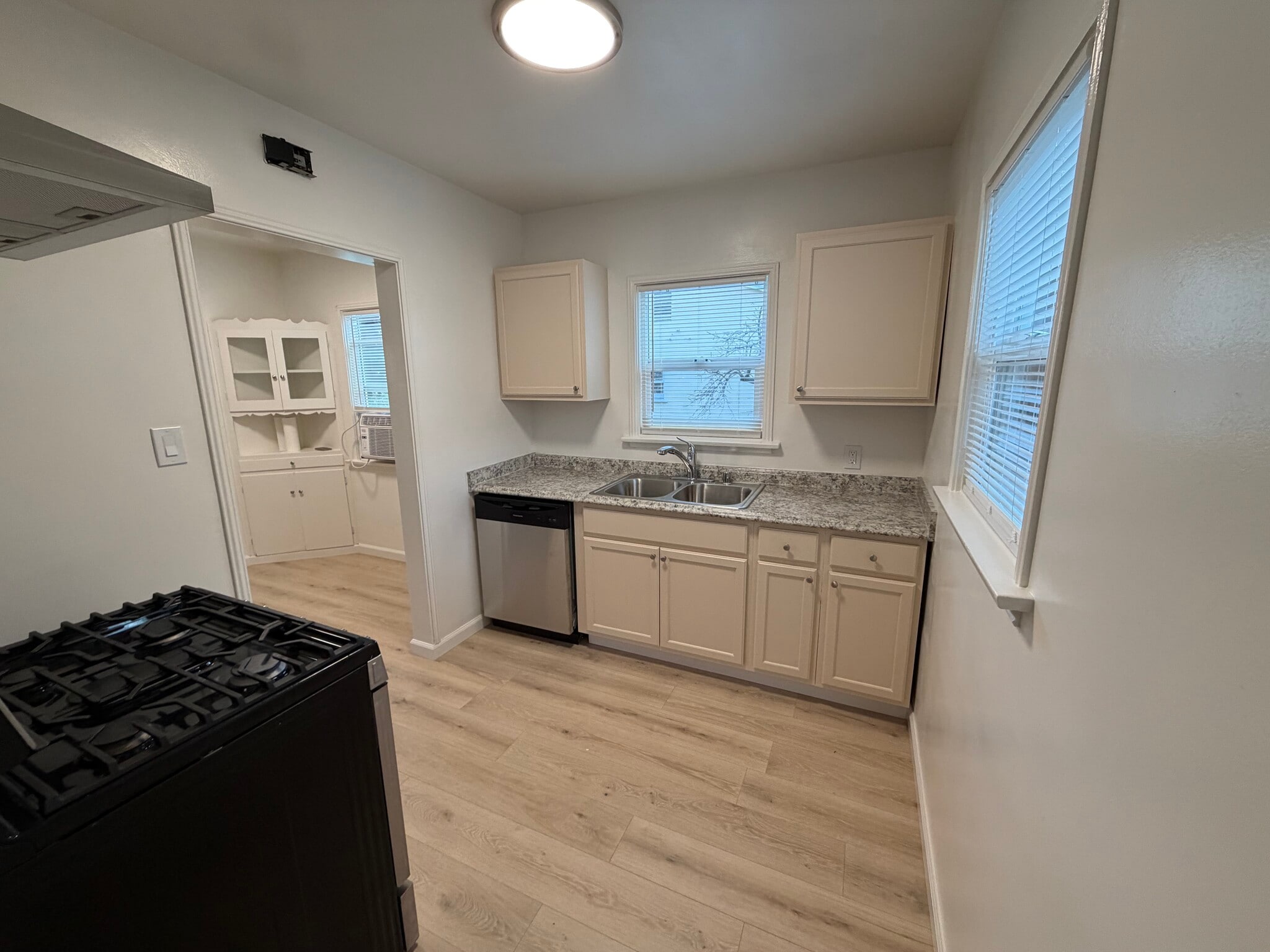 Building Photo - 1521 Dixon St