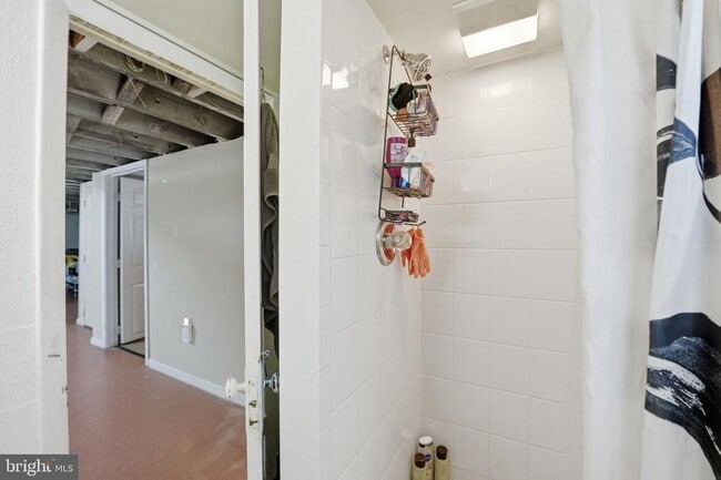 Building Photo - 524 N Kenmore St