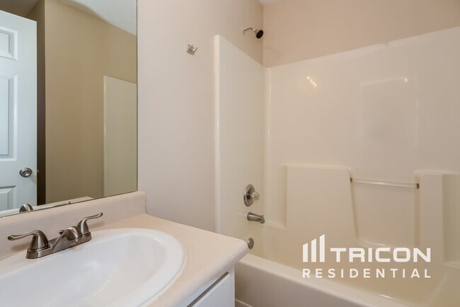 Building Photo - 195 Shadowbrook Dr