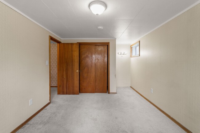 Building Photo - 5 Bed 2 Bath Spacious 3200 sq/ft Lower South Hill brick rancher property