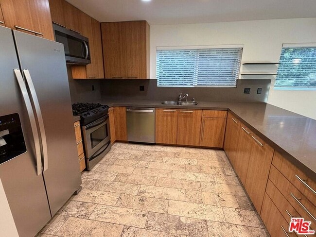 Building Photo - 832 N Las Palmas Ave