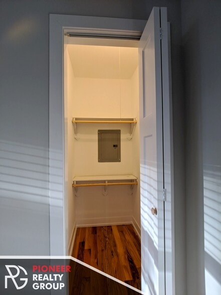 Building Photo - 560 W Arlington Pl