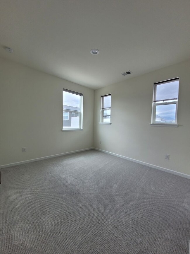 Building Photo - 820 Promenade Dr
