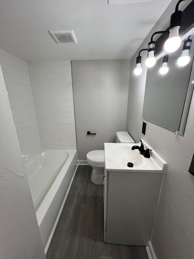 Building Photo - Lower-Level Duplex - 3 Bedrooms, 1 Bath