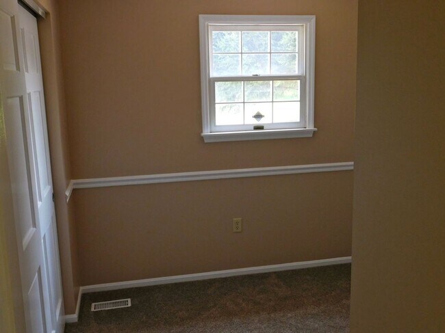 Building Photo - 5 acres and a Large 6 bedroom house. Extra garages and sheds.