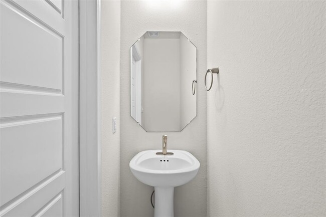 Building Photo - 3240 E Whitestone Blvd