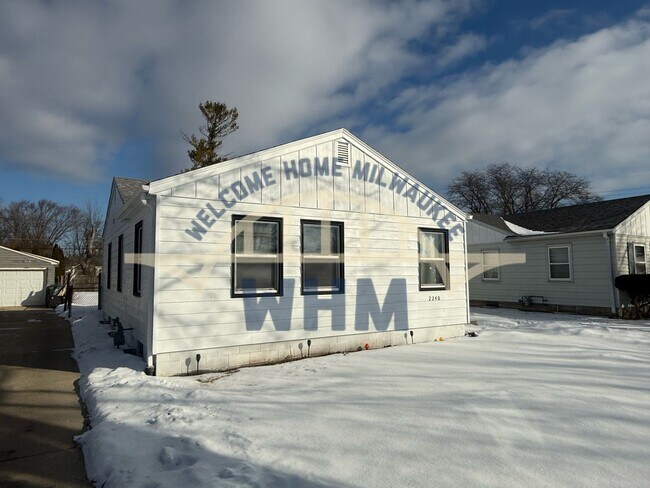 Building Photo - 2240 W Lawn Ave