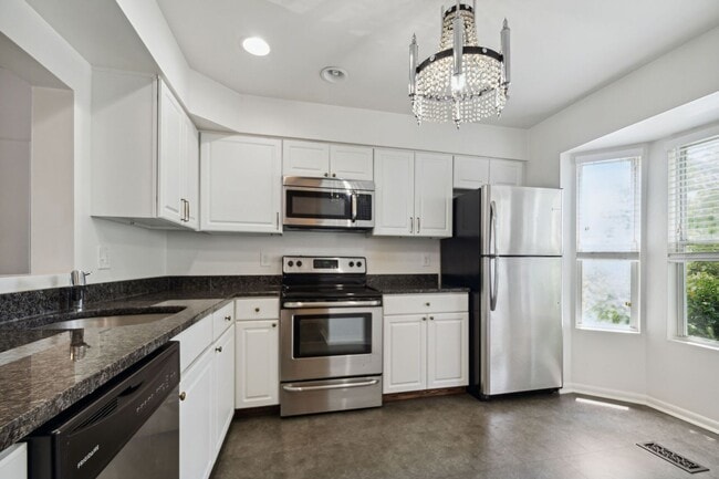 Primary Photo - Spacious 3br Townhome with Deck& Patio. Re...