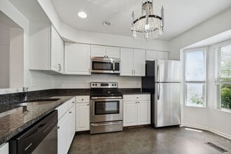 Building Photo - Spacious 3br Townhome with Deck& Patio. Re...