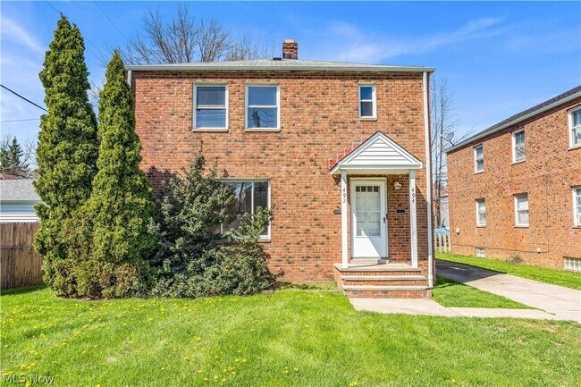 Primary Photo - 494 E 222nd St
