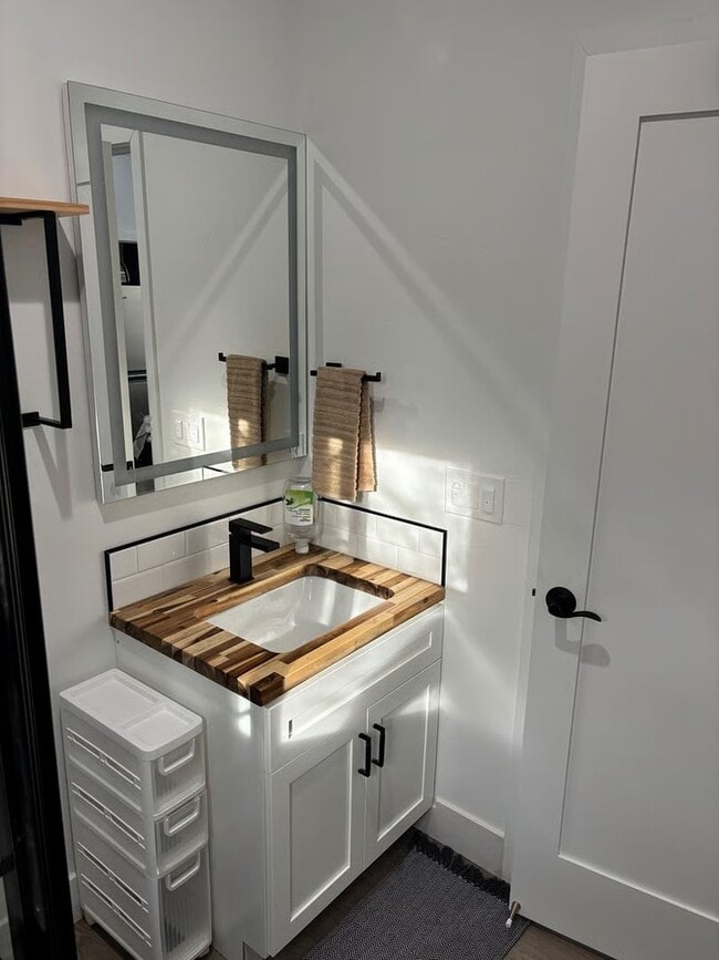 Building Photo - Charming Backyard Studio – All Utilities Included - Even WiFI