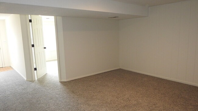 Building Photo - Rental Ready- Townhome in Raytown - 3bed 1...