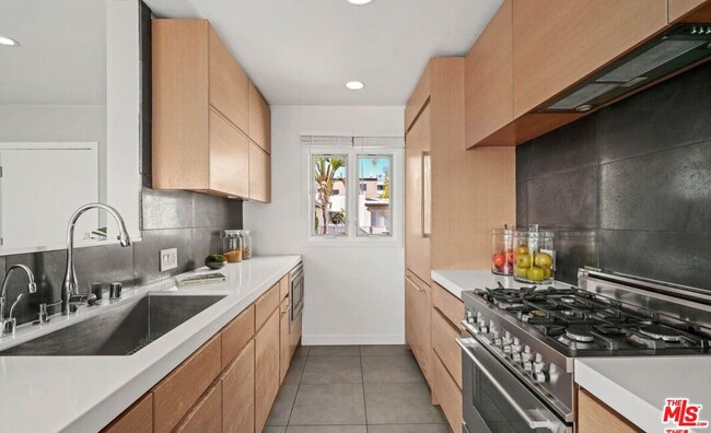 Building Photo - 1145 Larrabee St