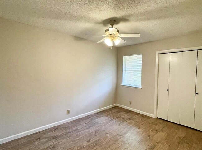 Building Photo - 906 Acorn Oaks Dr