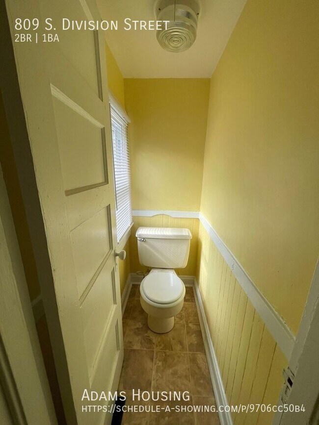 Building Photo - 809 S Division St