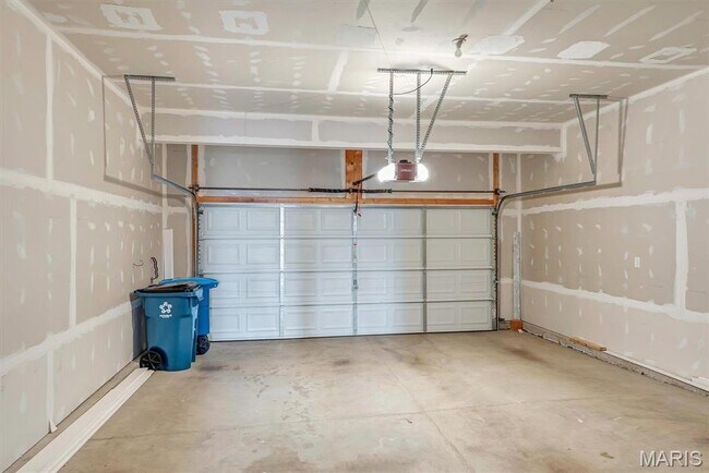 Building Photo - 5044 Arpent St