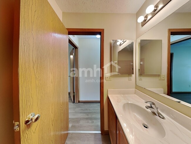 Building Photo - 4930 Kingpin Dr