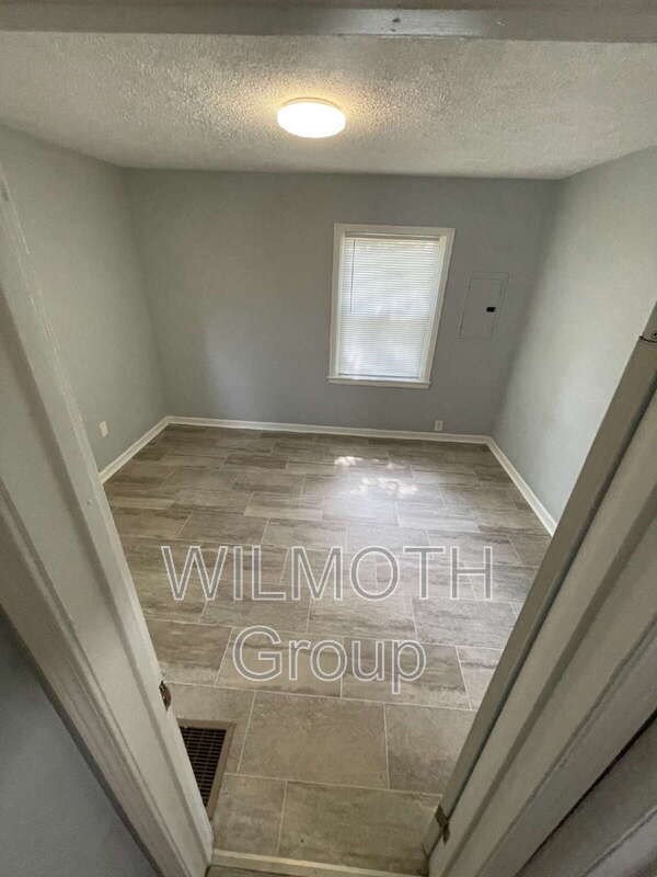 Building Photo - 615 N Tibbs Ave