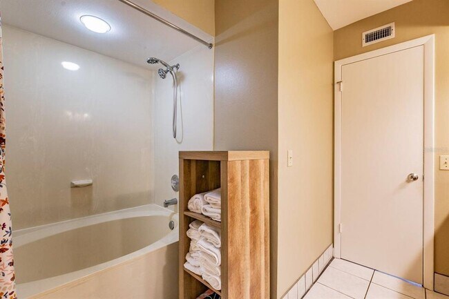 Building Photo - 5701 Bahia Del Mar Cir N