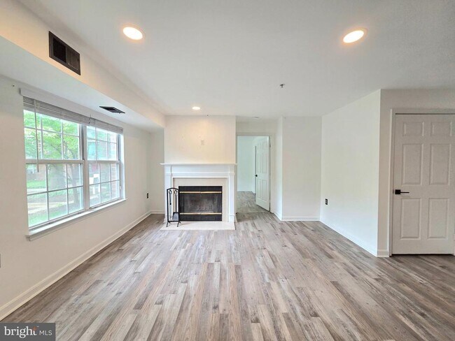 Building Photo - 9720 Lake Point Ct