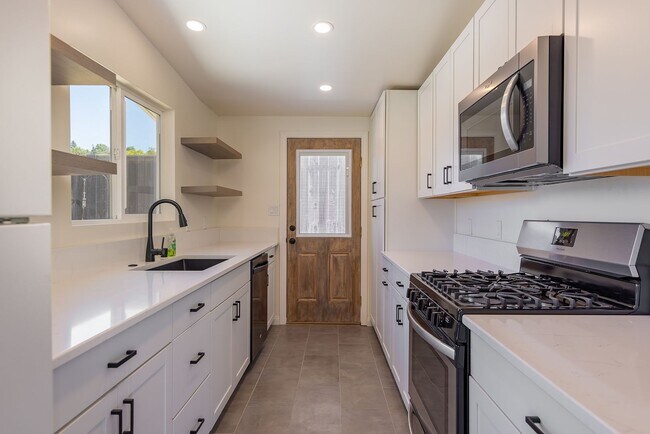 Building Photo - Oak View Abode