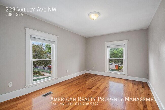 Building Photo - 229 Valley Ave NW