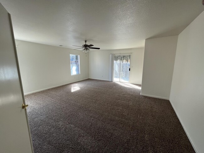 Building Photo - 328 Roadrunner Dr