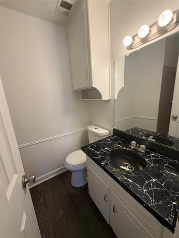 Building Photo - 708 E Pecan St