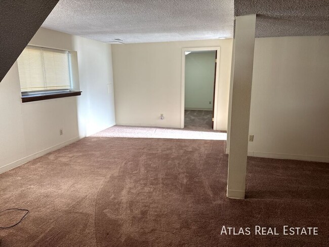 Building Photo - 9415 Brentwood St