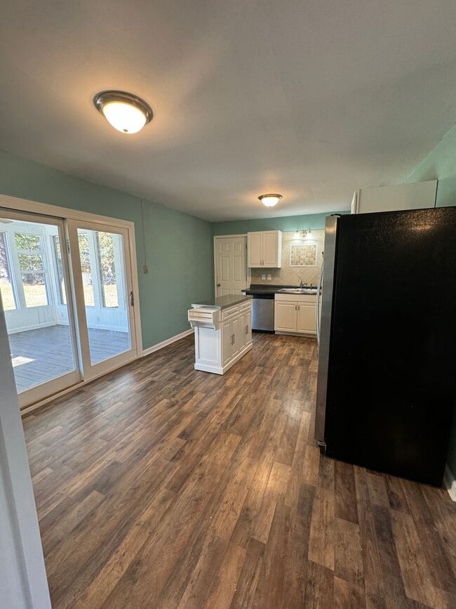 Building Photo - Beautiful Home in a quiet country setting