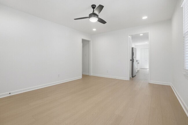 Building Photo - Beautifully Renovated 3-Bedroom with Fence...