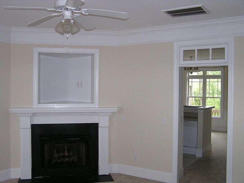 Building Photo - Room in Townhome on Windermere Dr