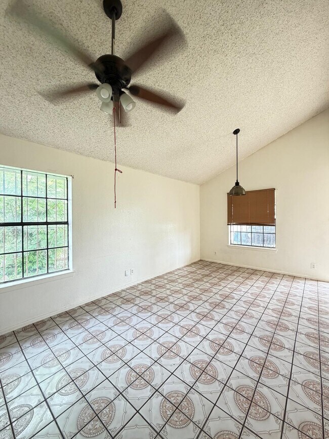 Building Photo - 1507 Agave Dr
