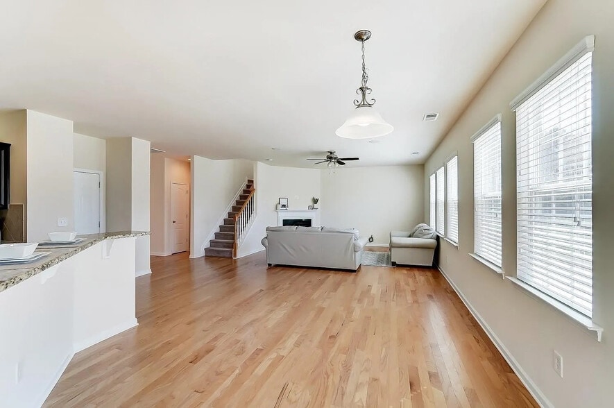 Building Photo - Room in House on Green Birch Dr