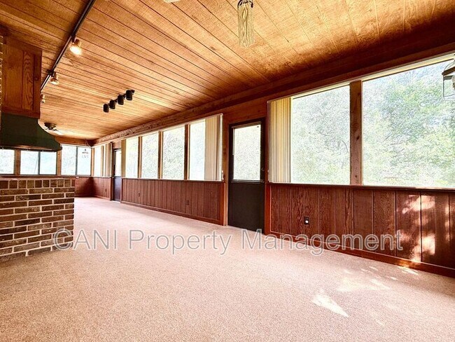 Building Photo - 733 Westchester Dr
