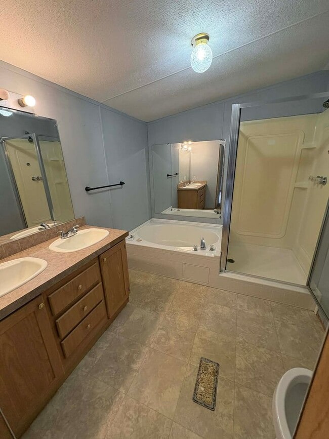 Building Photo - Spacious 3 Bedroom, 2 Bathroom Home!