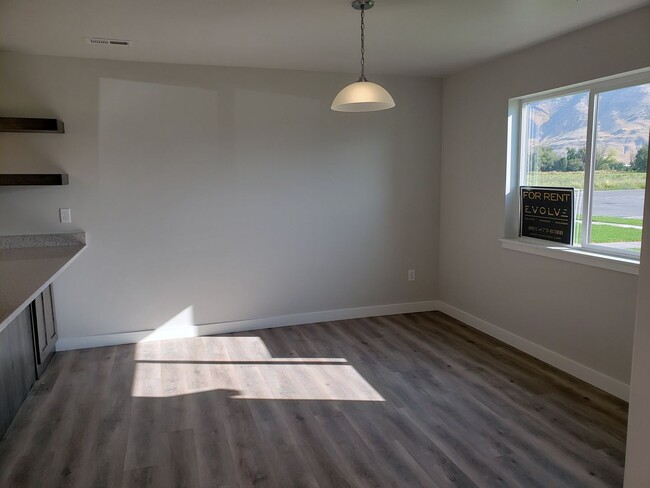 Building Photo - Beautiful Springville Townhome