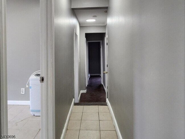 Building Photo - 423 2nd St