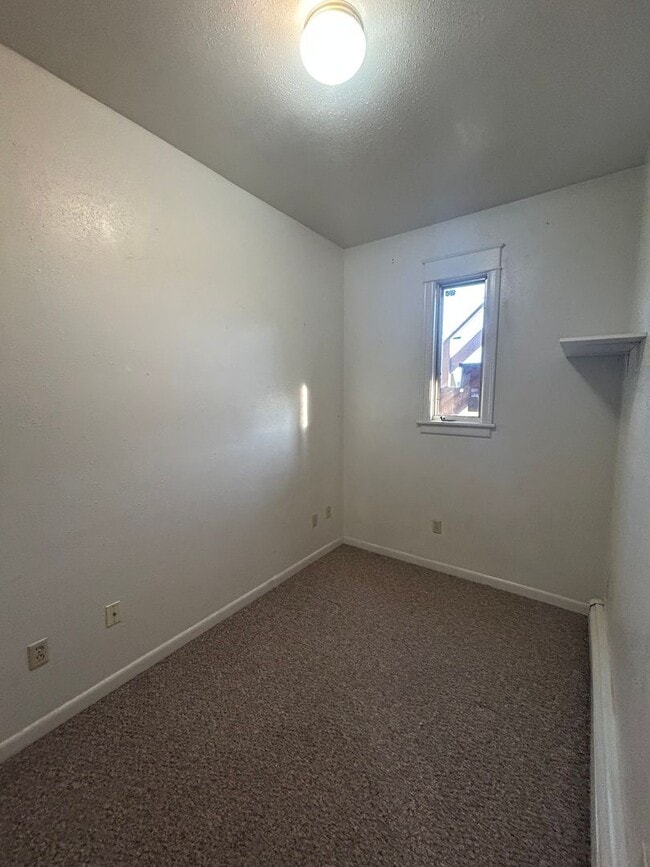 Building Photo - 1128 E 2nd St