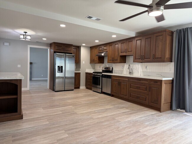 Building Photo - Absolutely gorgeous 3 bedroom 2 bath house