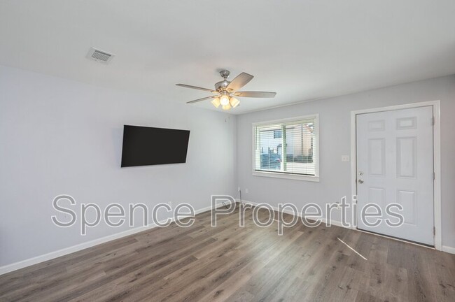 Building Photo - 710 Legion Dr