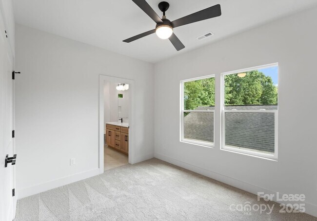 Building Photo - 2411 Pruitt St