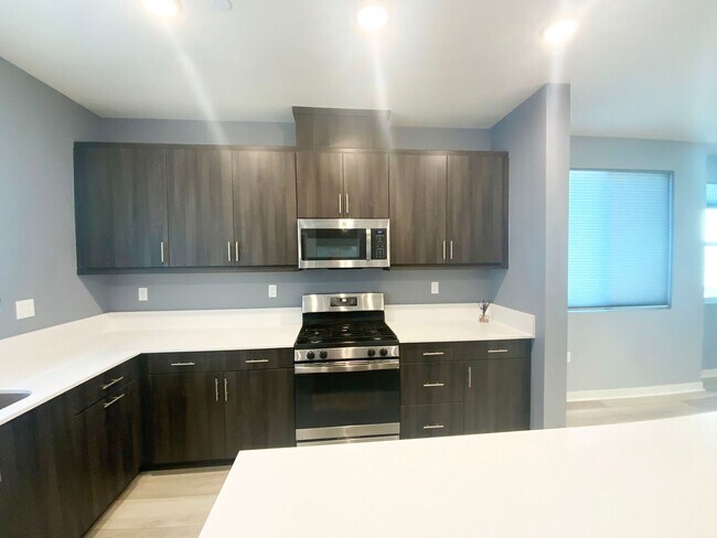 Building Photo - 5460 Shorefront Dr